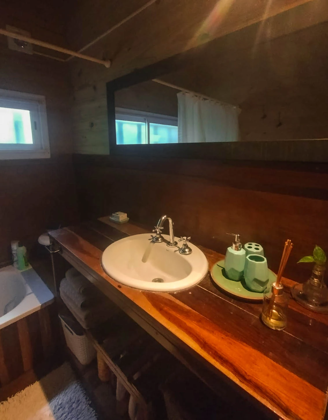 Baño de madera con bañera y detalles cálidos
